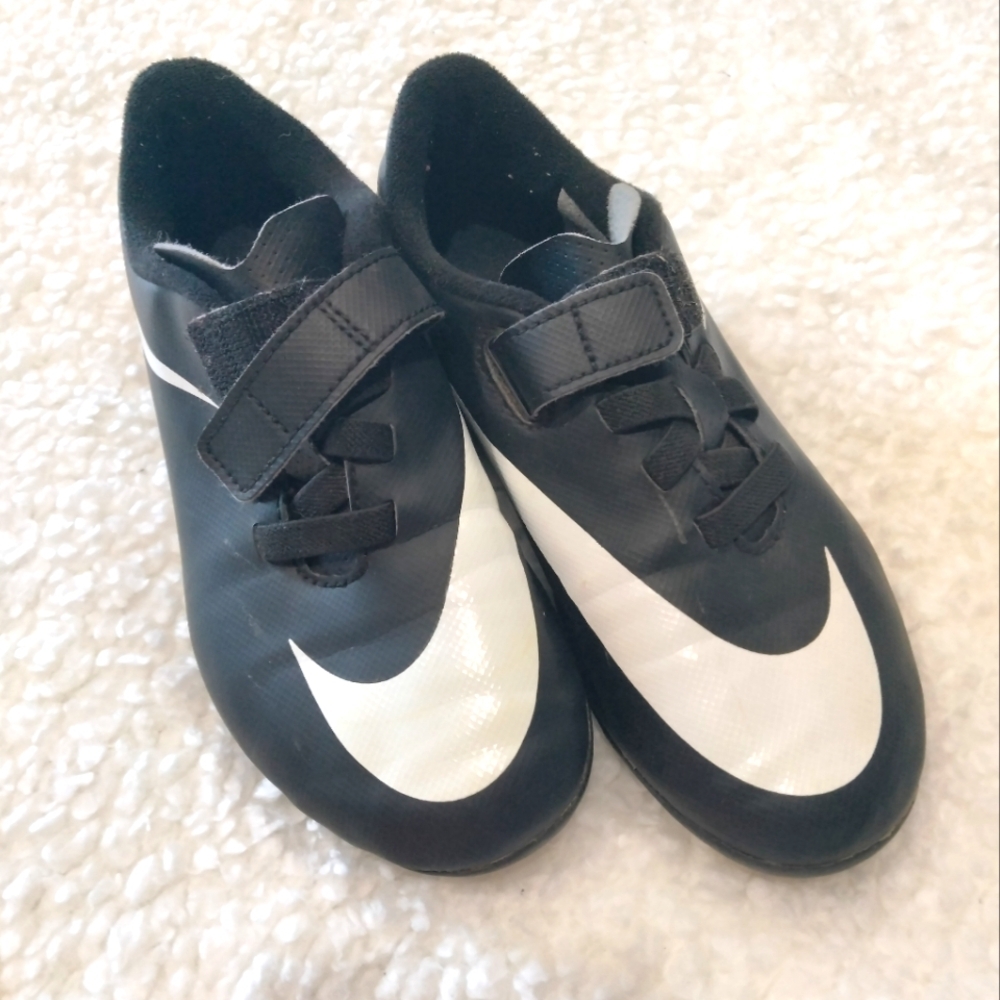 Nike Black and White Soccer Cleats Classic Low-Top Design Child Size 13